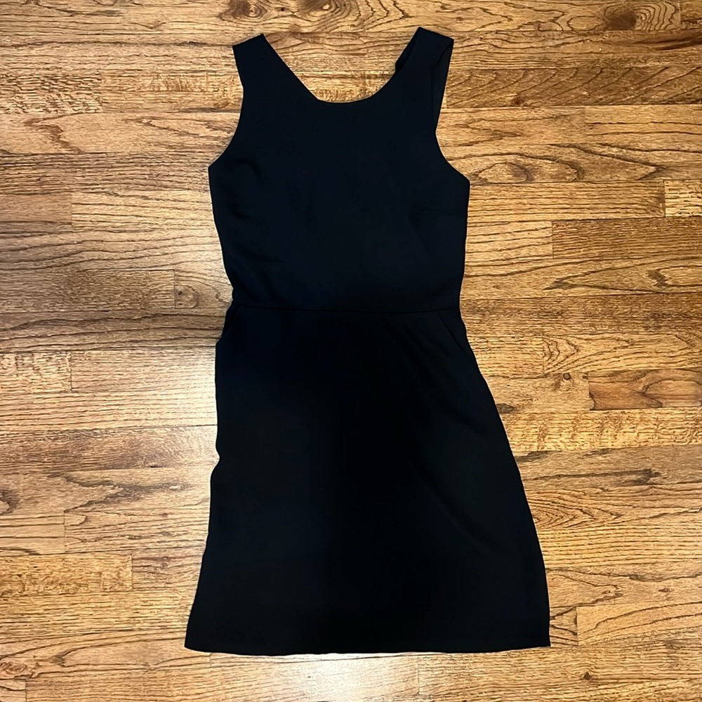 LOFT Little black dress size 6. Cute cutout detail in the back with pockets!